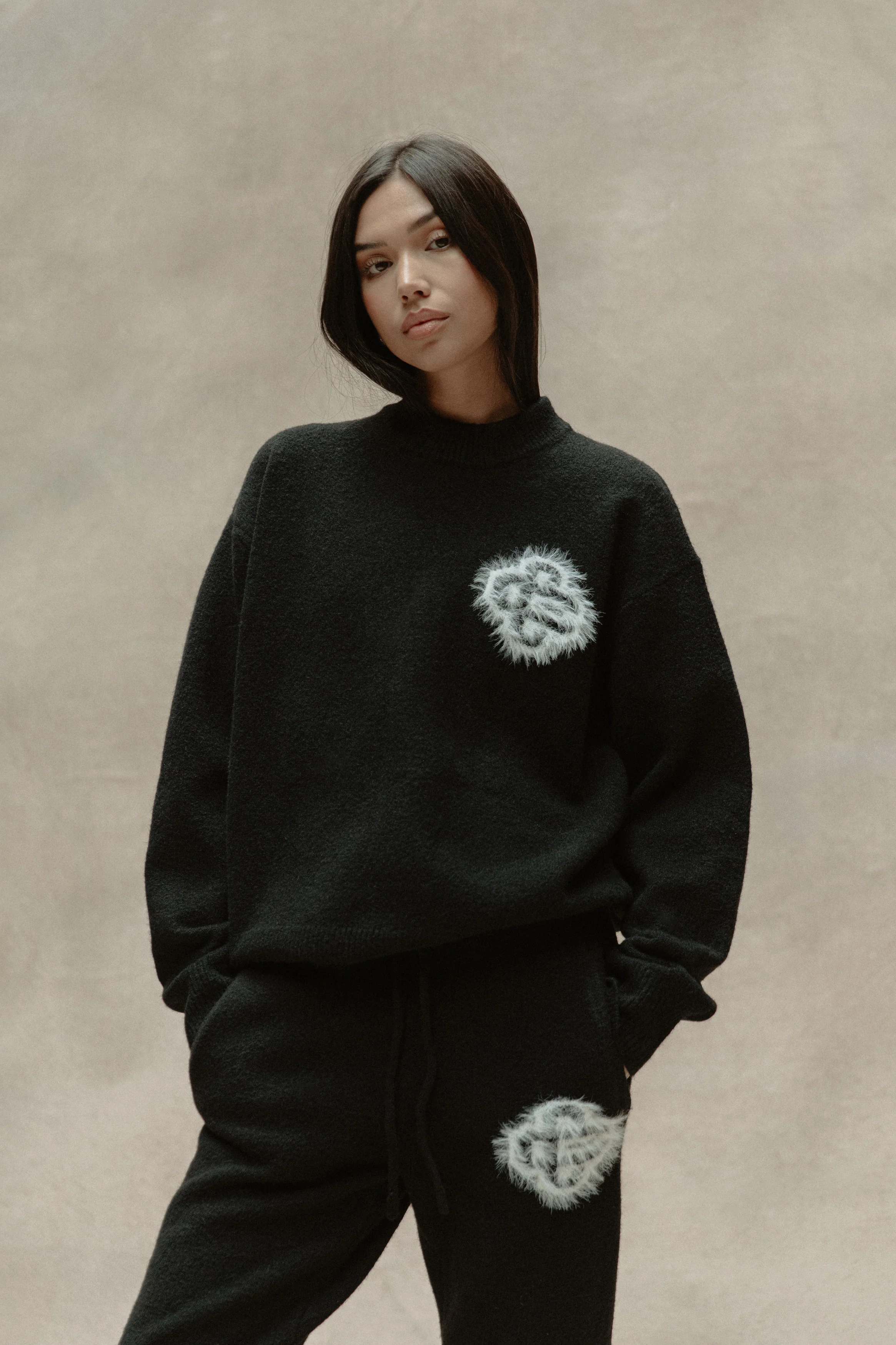 FLUFFY EMBLEM KNITTED CREW - BLACK - Image 3