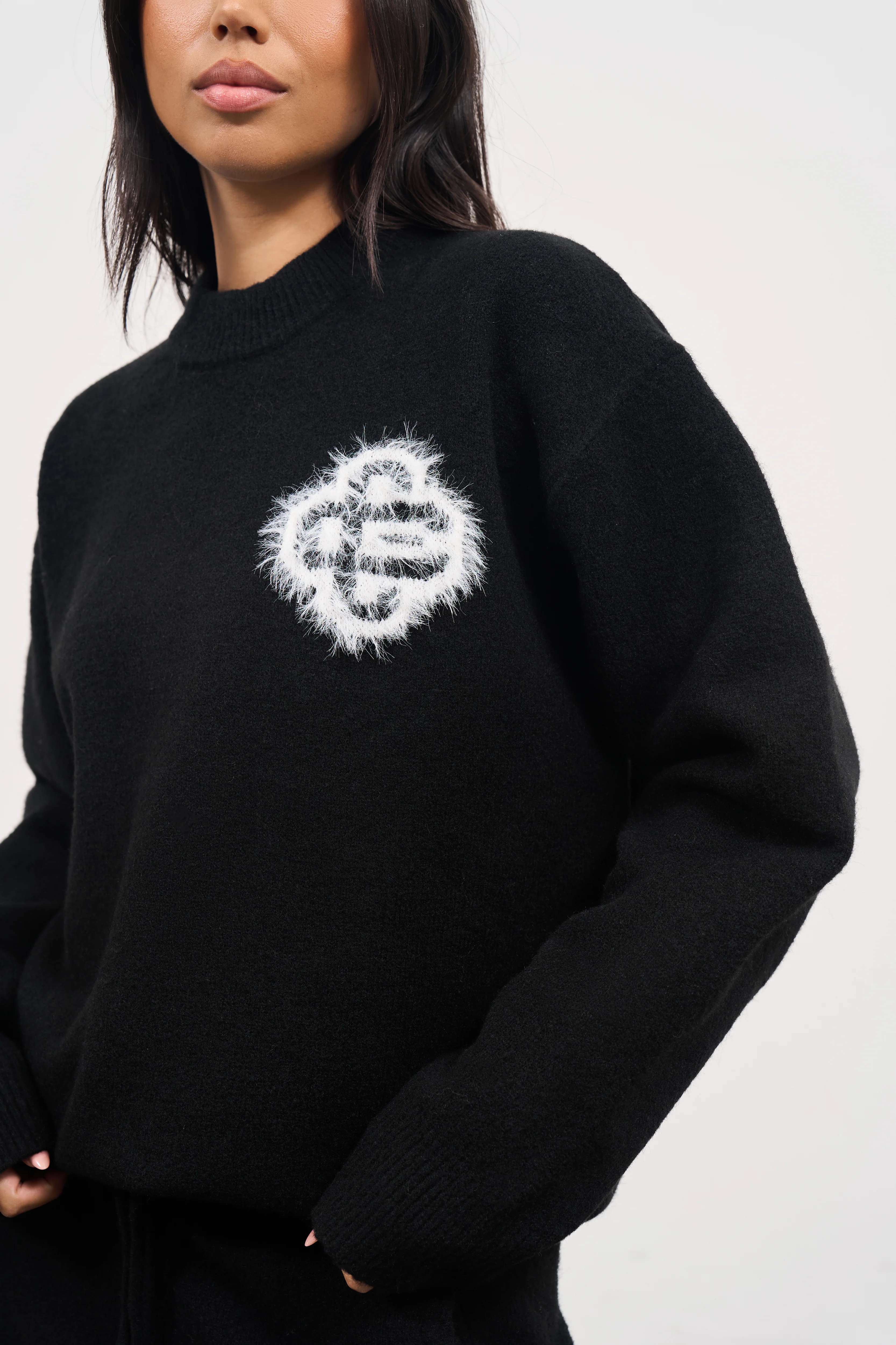 FLUFFY EMBLEM KNITTED CREW - BLACK - Image 4