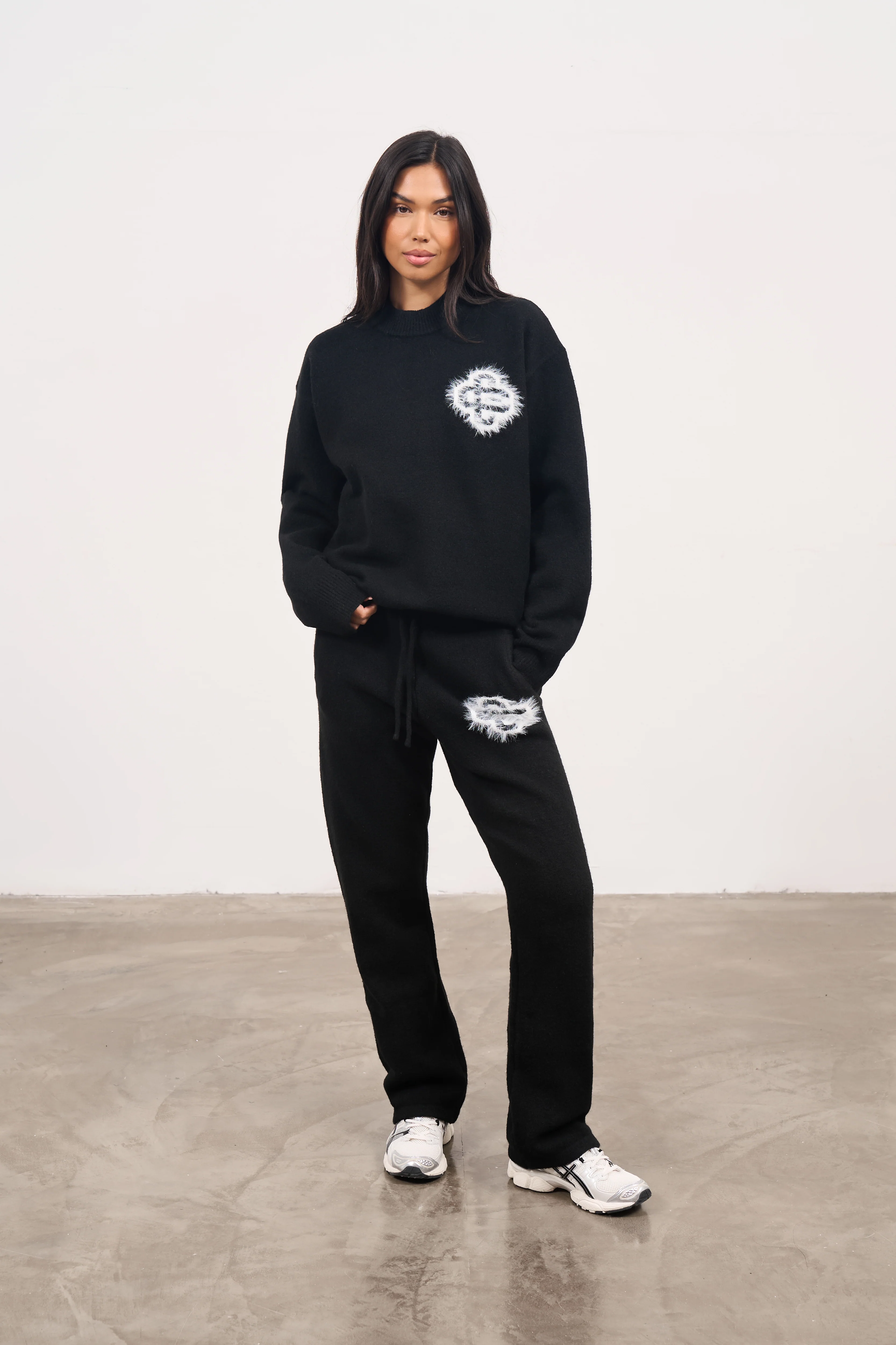FLUFFY EMBLEM KNITTED CREW - BLACK - Image 6