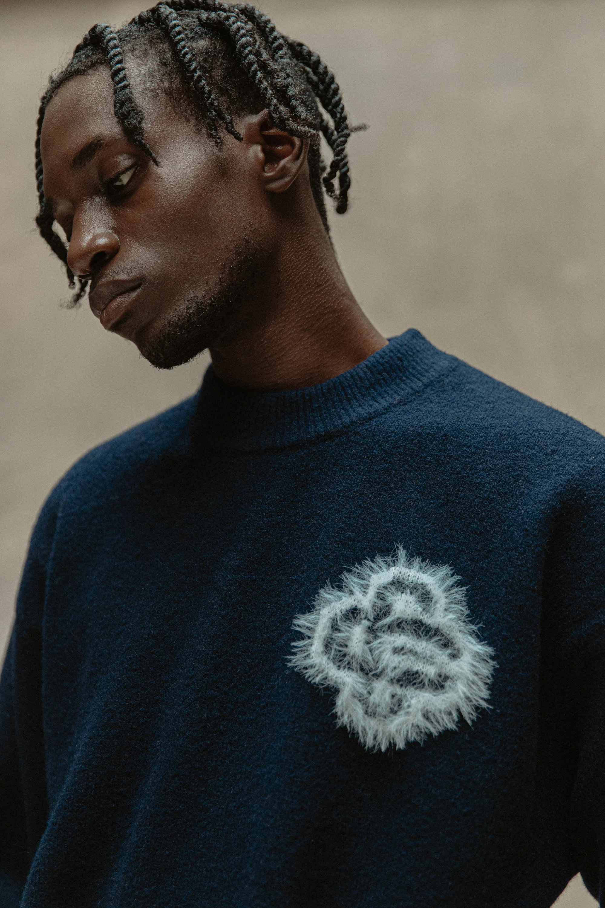 FLUFFY EMBLEM KNITTED CREW - NAVY - Image 4