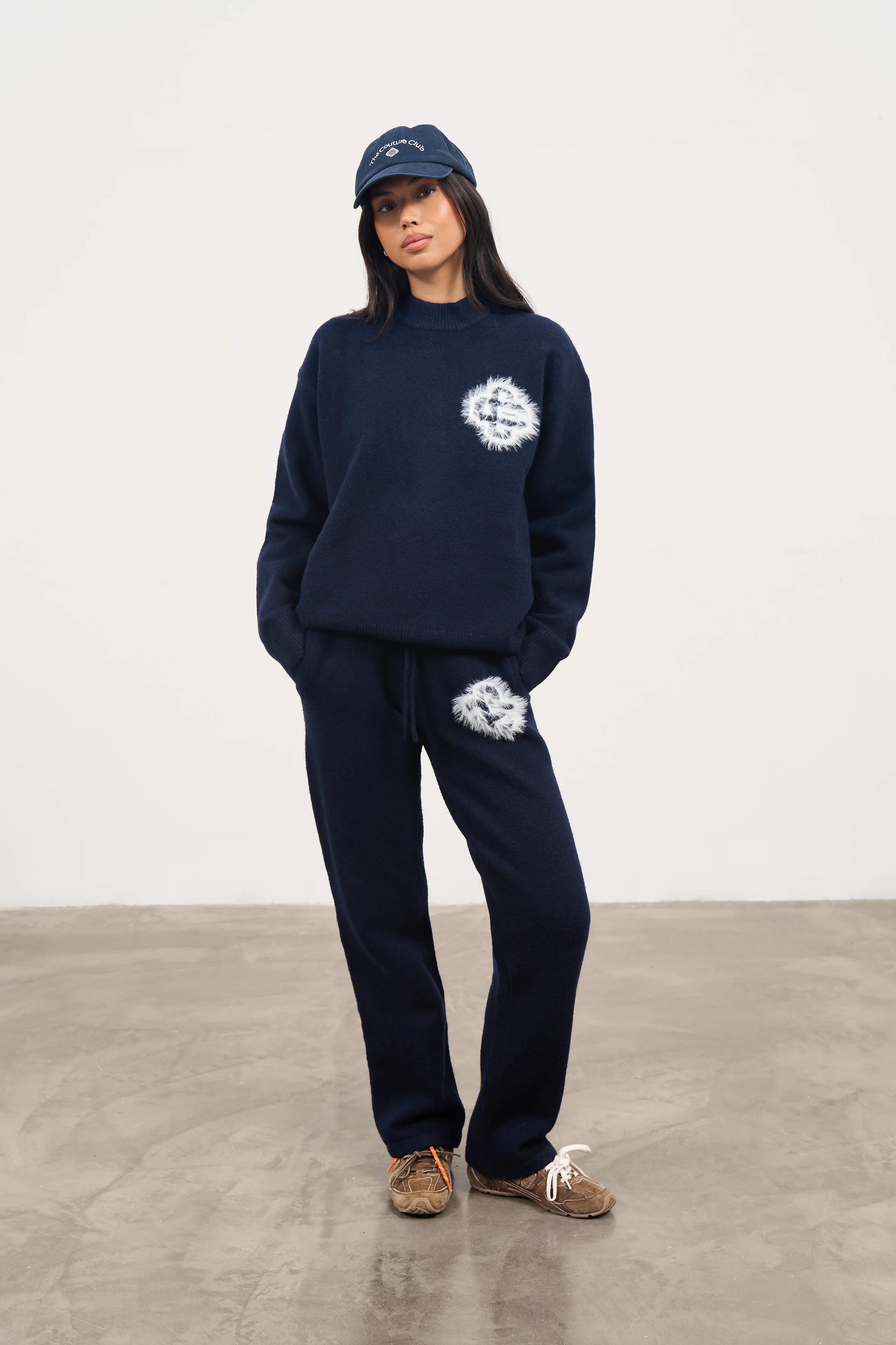 FLUFFY EMBLEM KNITTED CREW - NAVY - Image 5