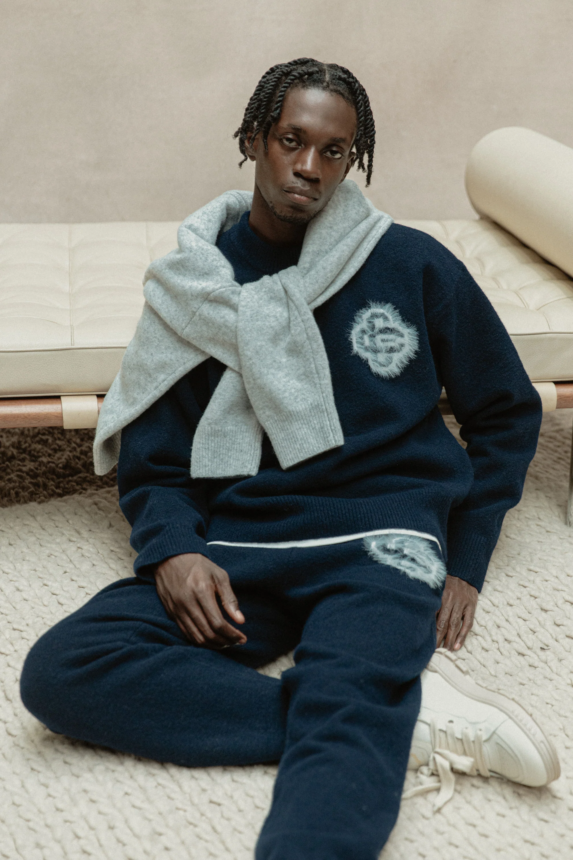 FLUFFY EMBLEM KNITTED CREW - NAVY - Image 6