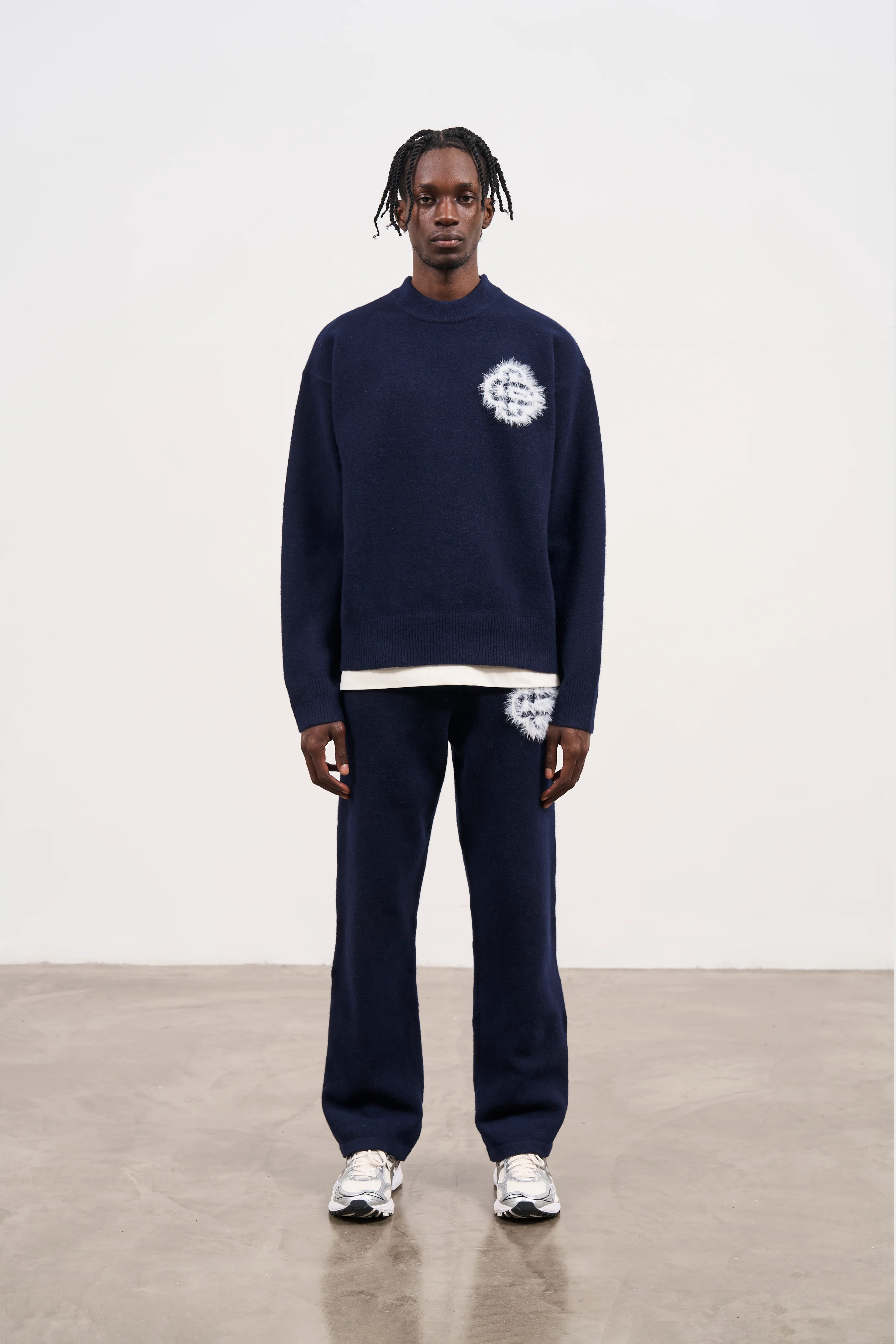 FLUFFY EMBLEM KNITTED CREW - NAVY - Image 7