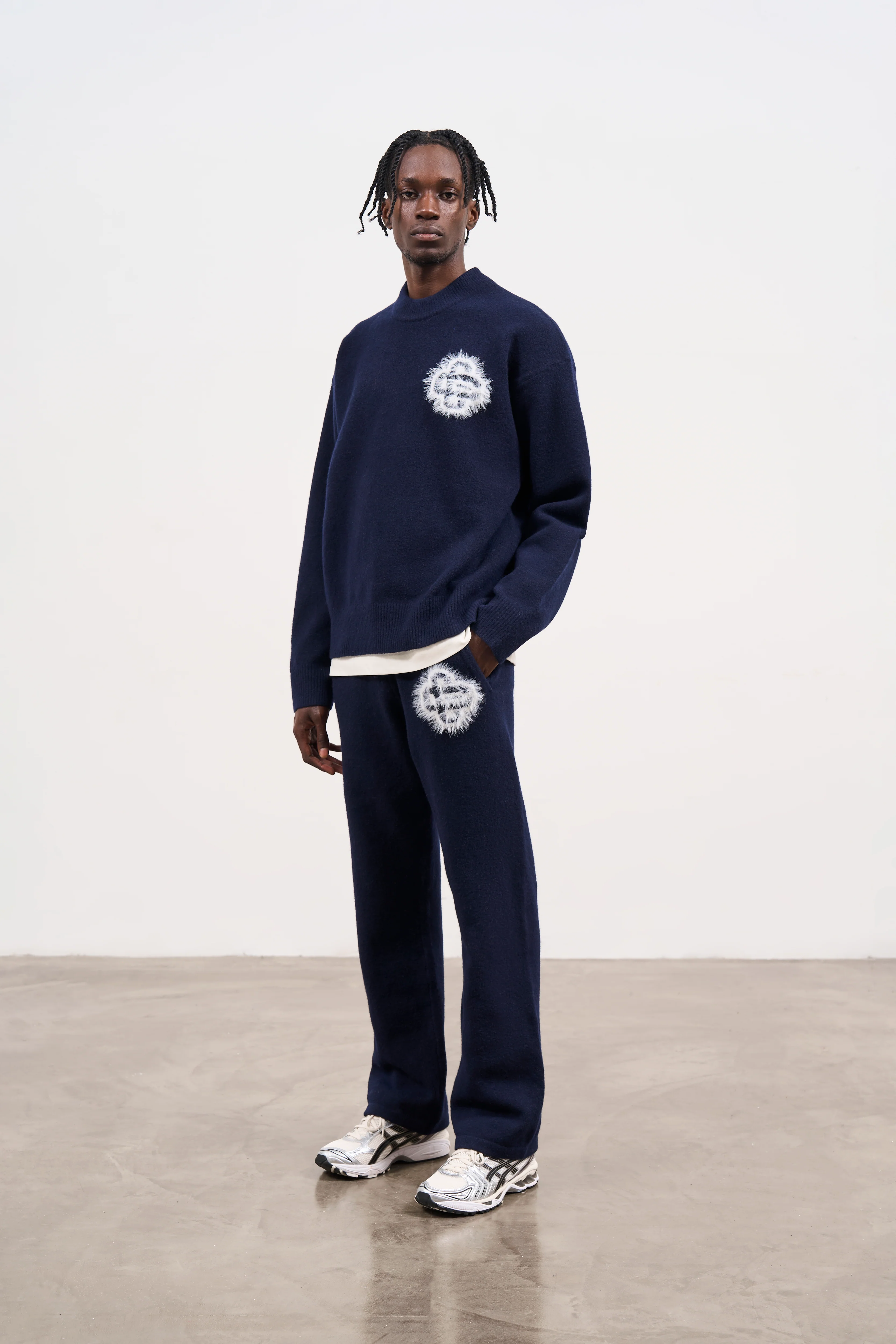 FLUFFY EMBLEM KNITTED CREW - NAVY - Image 9