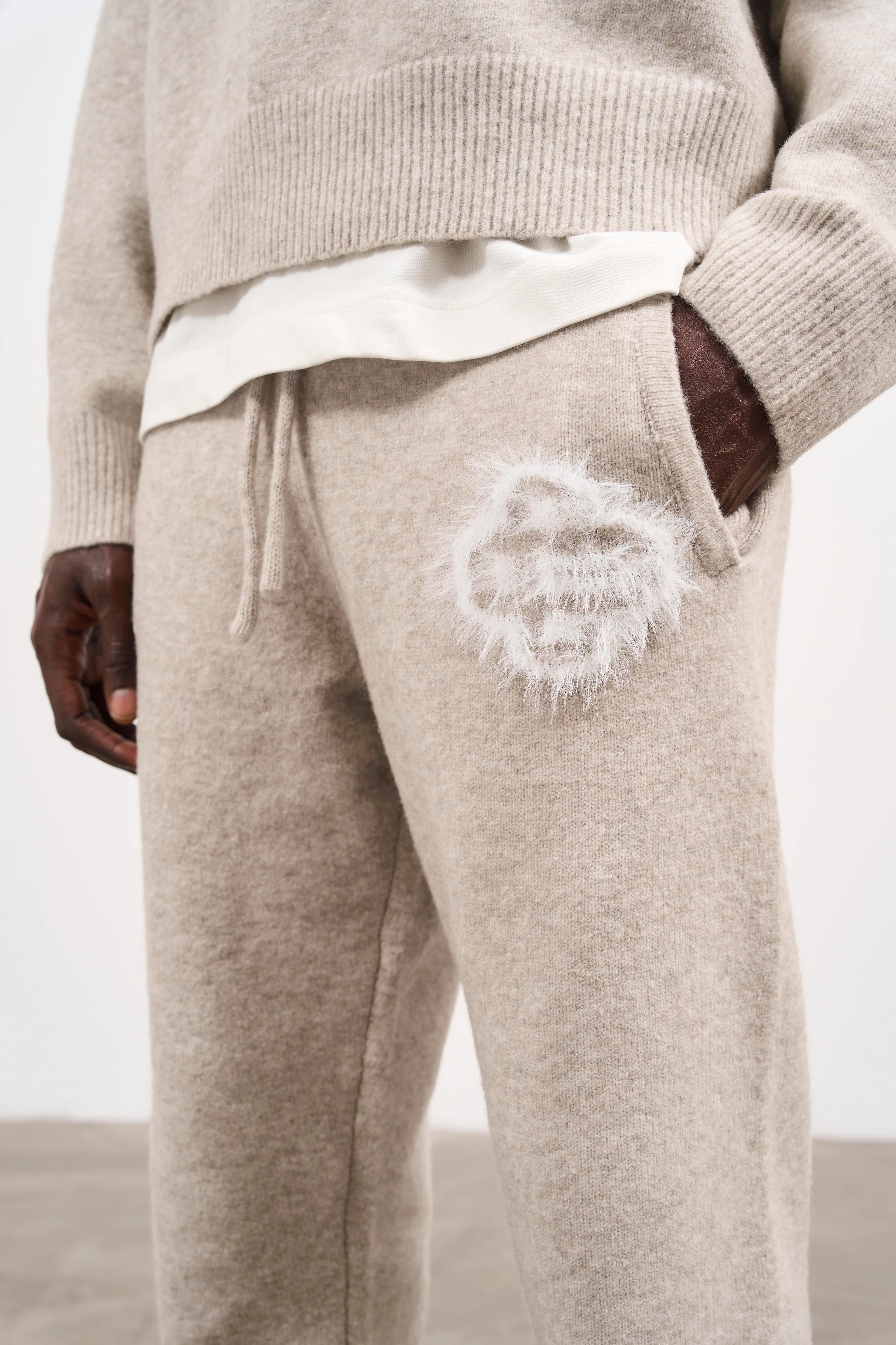 FLUFFY EMBLEM KNITTED JOGGERS - BEIGE - Image 4