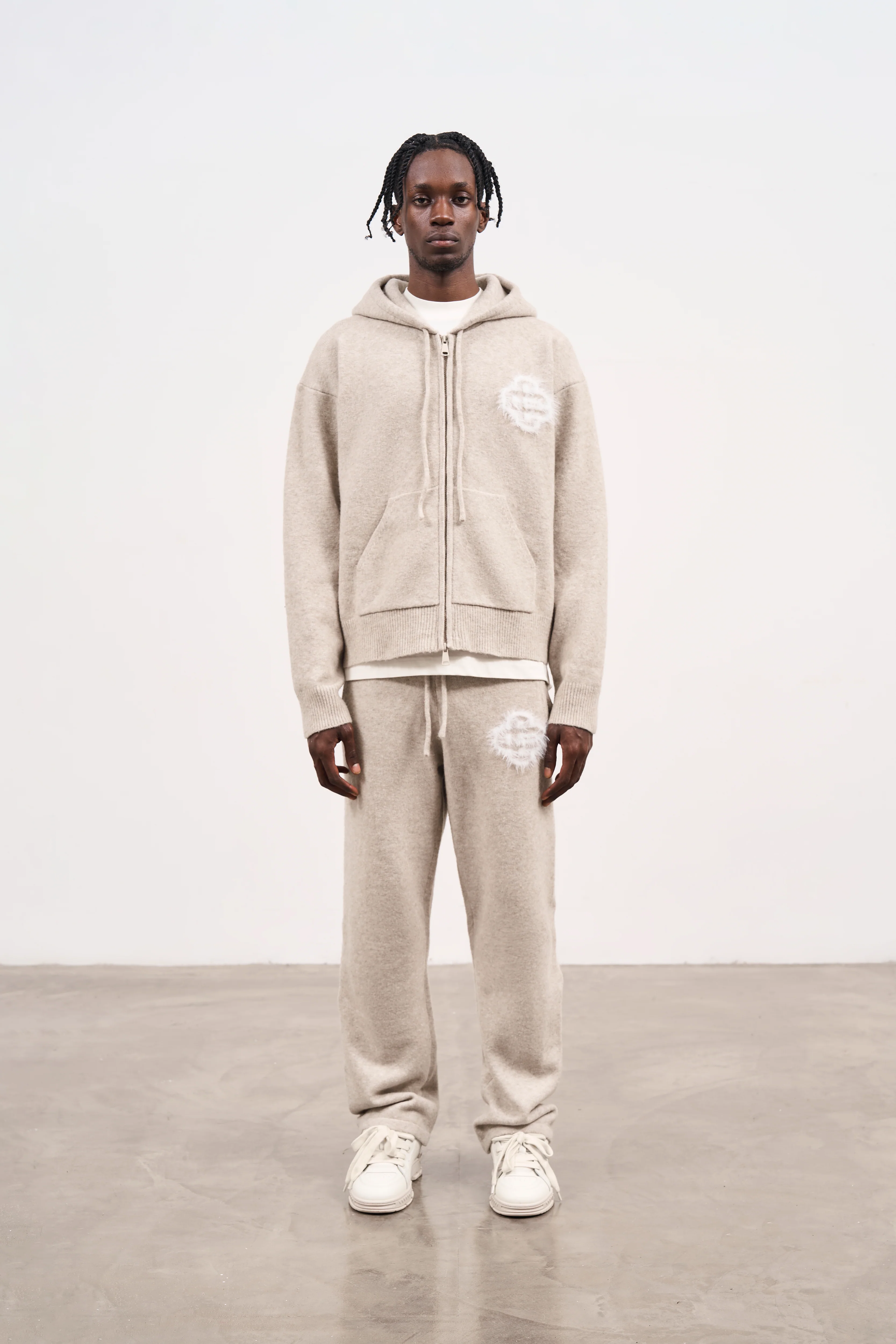 FLUFFY EMBLEM KNITTED JOGGERS - BEIGE - Image 6