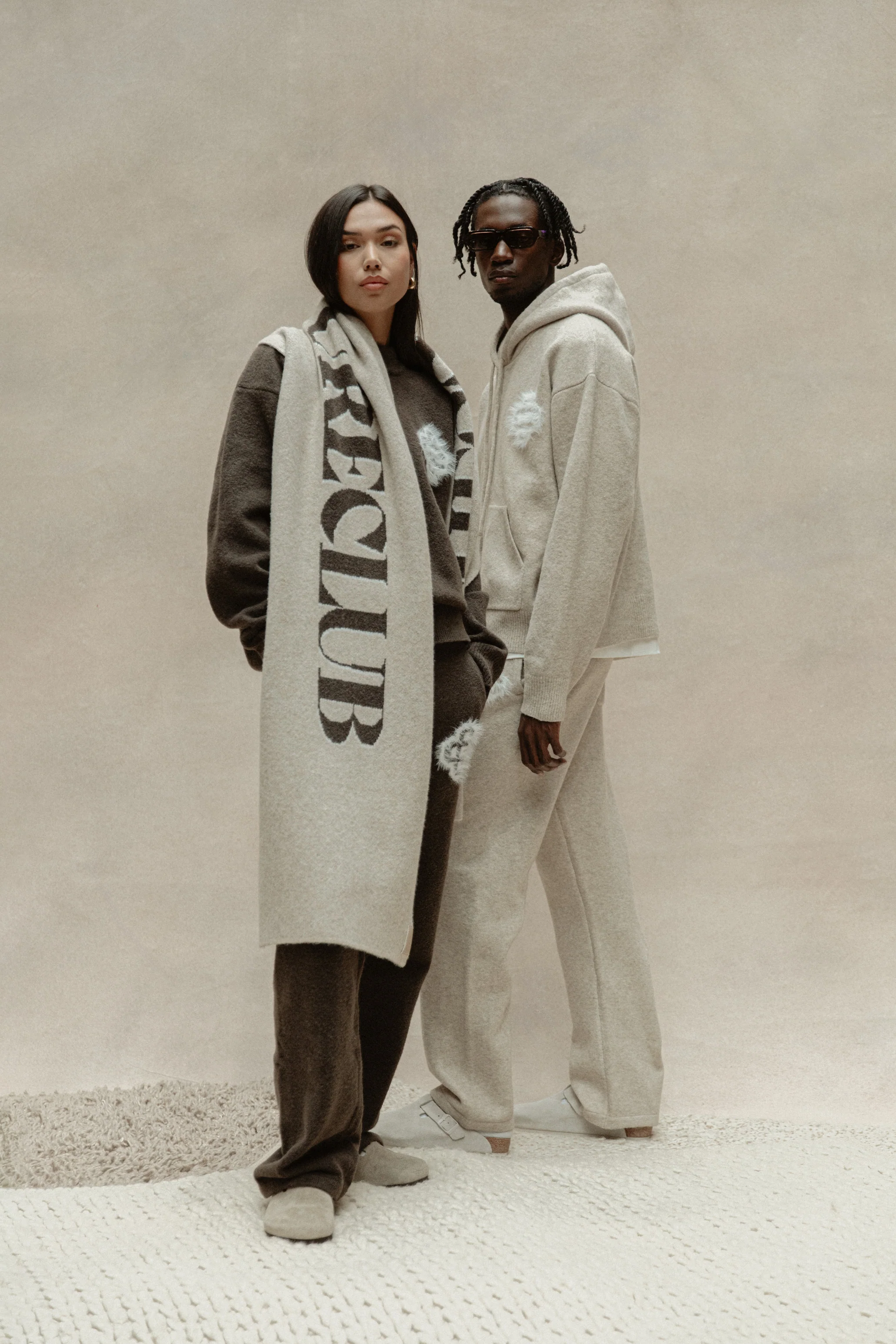 FLUFFY EMBLEM KNITTED JOGGERS - BEIGE - Image 7