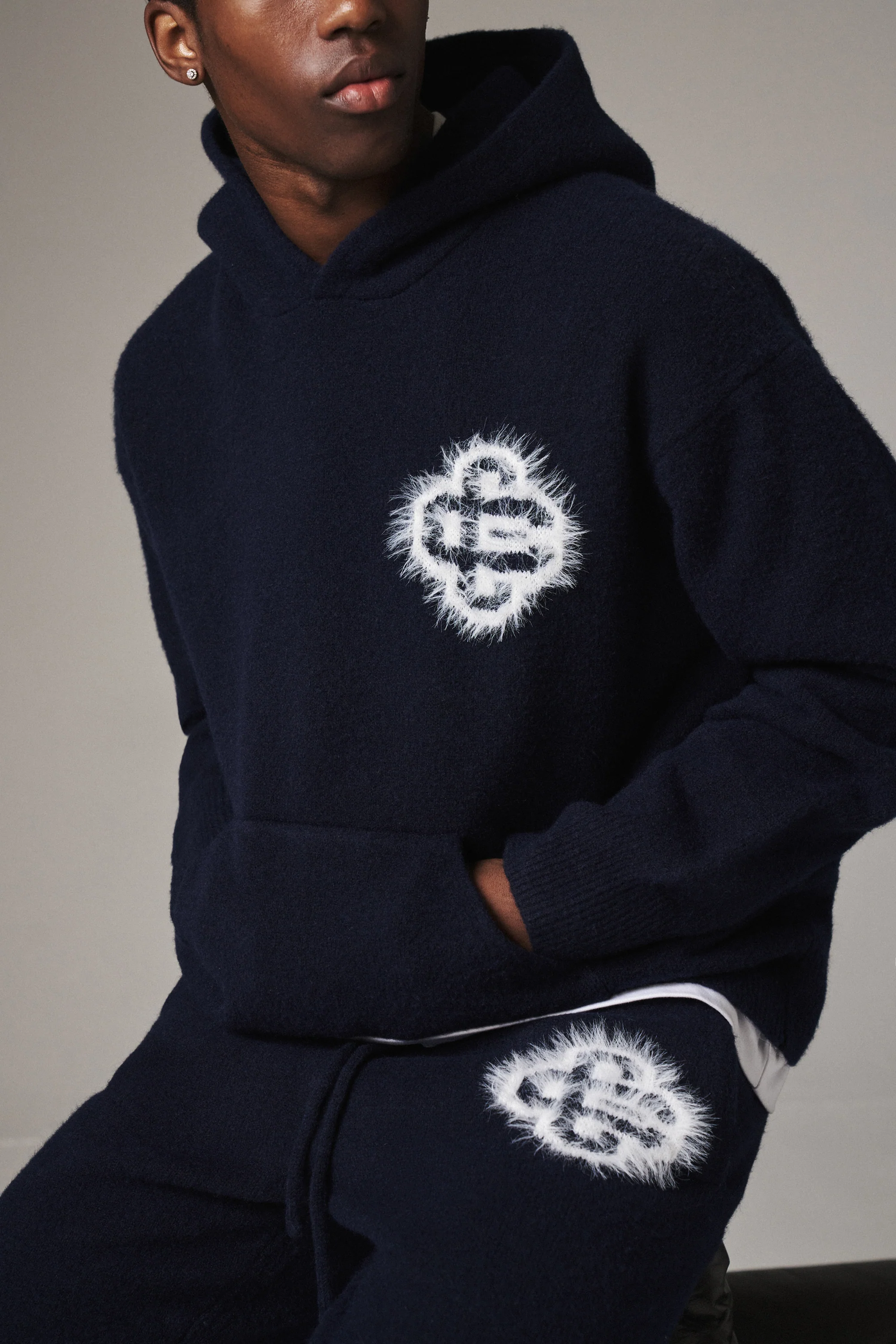 FLUFFY EMBLEM KNITTED JOGGERS - NAVY - Image 7
