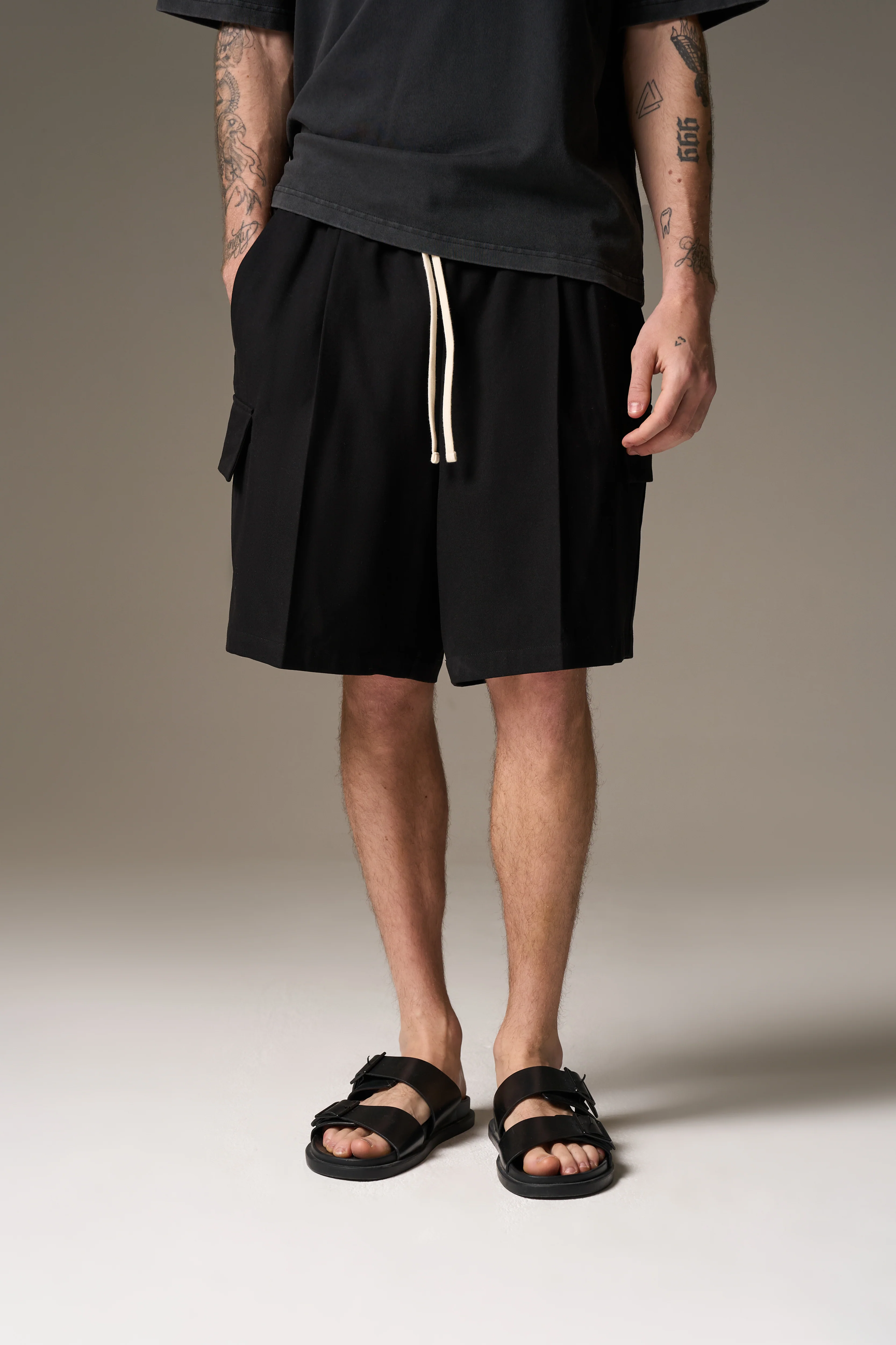 WIDE LEG SIDE POCKET SHORTS - BLACK - Image 4
